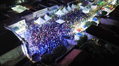 festa-de-agosto-em-santa-rosa-atraiu-grande-publico-na-noite-de-ontem.-programacao-segue-hoje-com-helton-lima-e-rai-saia-rodada!