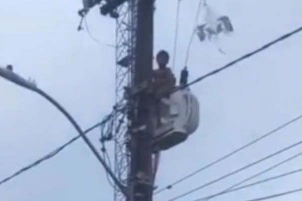 menino-de-8-anos-leva-choque-ao-tentar-retirar-pipa-presa-em-poste-na-varzea,-no-recife