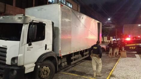 carga-de-cigarro-paraguaio-avaliada-em-r$-1,8-milhao-e-apreendida-pela-prf-em-gravata