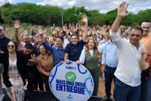 em-flores,-gilberto-ribeiro-ao-lado-de-marconi-santana-inaugura-quadra-de-esportes-no-povoado-de-santana-de-almas