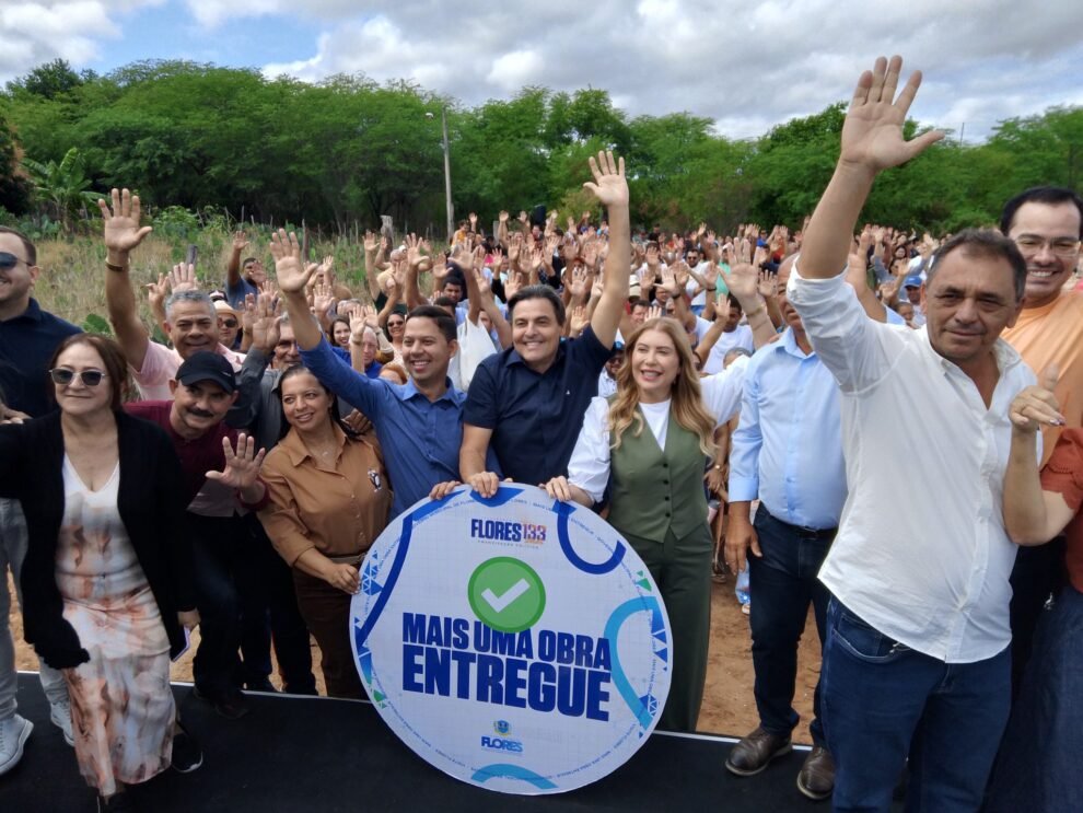 em-flores,-gilberto-ribeiro-ao-lado-de-marconi-santana-inaugura-quadra-de-esportes-no-povoado-de-santana-de-almas