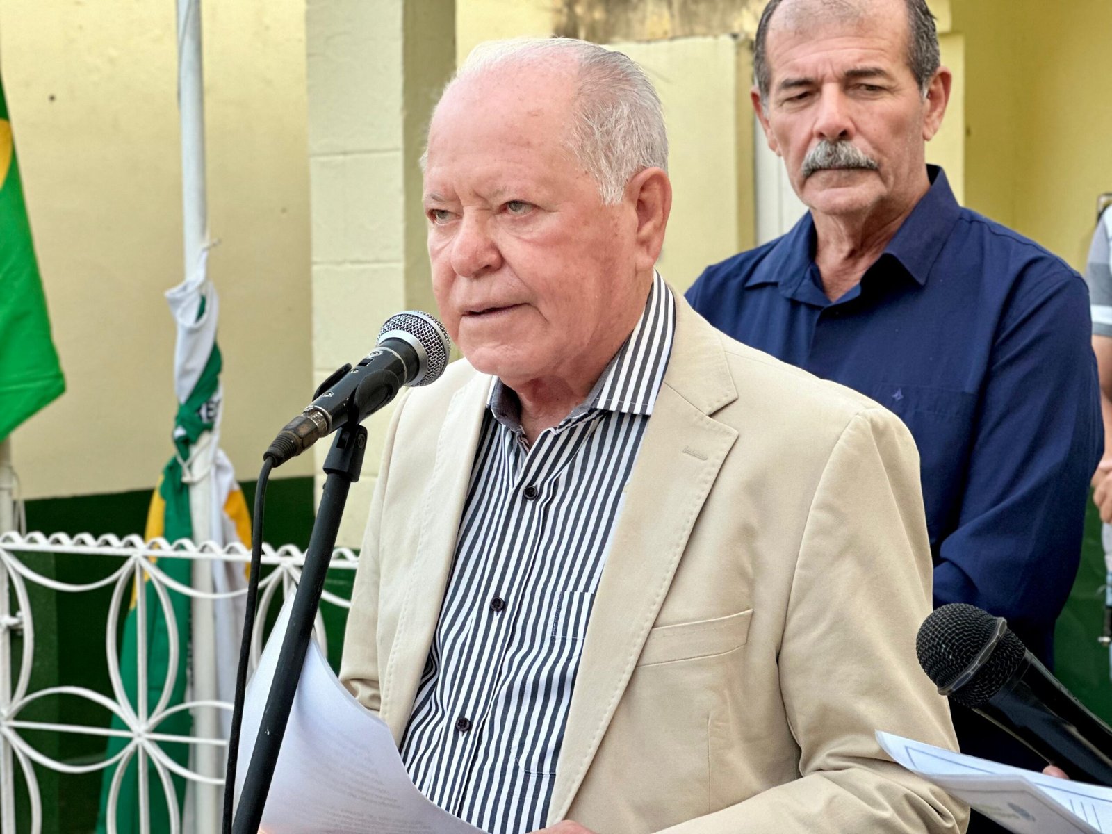 prefeito-dr.-pedro-alves-participou-do-hasteamento-e-arriamento-dos-pavilhoes-no-7-de-setembro-em-iguaracy-e-jabitaca