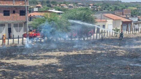 incendio-no-terreno-do-museu-da-radio-pajeu,-em-afogados