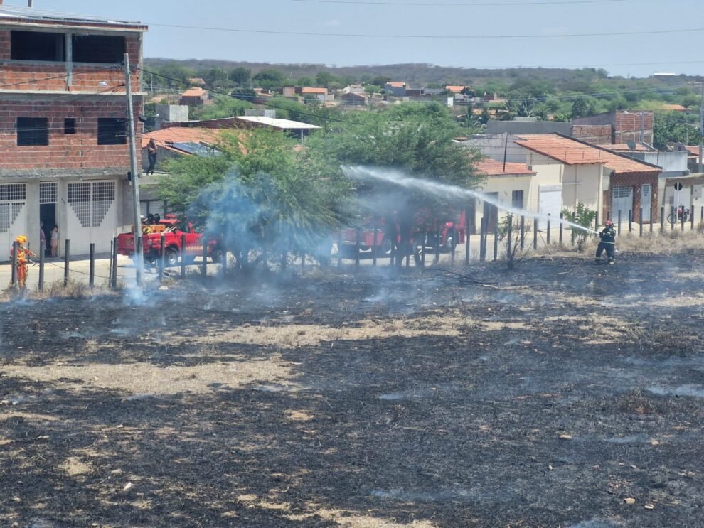 incendio-no-terreno-do-museu-da-radio-pajeu,-em-afogados