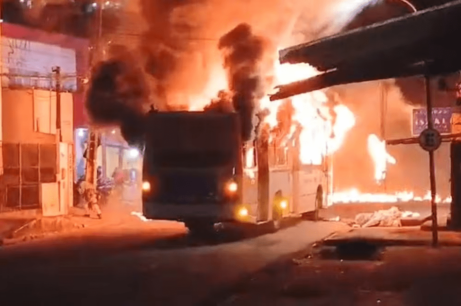 onibus-e-incendiado-durante-protesto-na-zona-norte-do-recife-e-motorista-e-ameacado