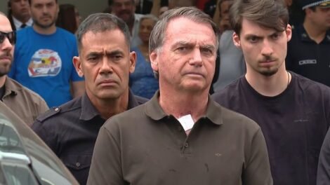 bolsonaro-deixa-hospital-e-volta-para-prisao-domiciliar