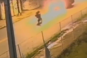 motociclista-morre-em-grave-colisao-com-micro-onibus-no-ibura,-zona-sul-do-recife