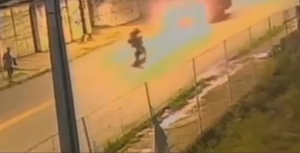 motociclista-morre-em-grave-colisao-com-micro-onibus-no-ibura,-zona-sul-do-recife