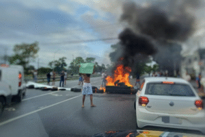 protesto-bloqueia-br‑101-no-engenho-do-meio-por-desativacao-de-campo;-via-e-liberada-no-fim-da-tarde