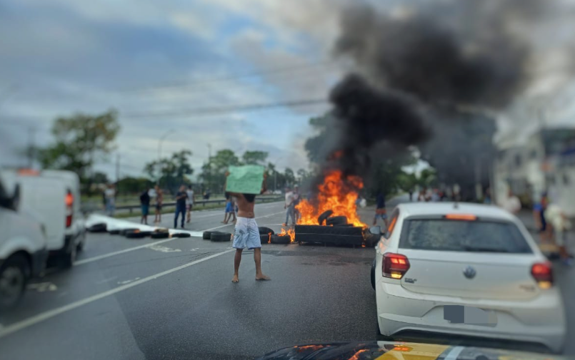 protesto-bloqueia-br‑101-no-engenho-do-meio-por-desativacao-de-campo;-via-e-liberada-no-fim-da-tarde