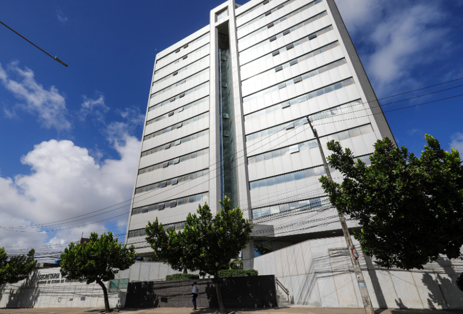 governo-de-pernambuco-abre-selecao-para-contratar-quase-2-mil-professores-com-salarios-de-ate-r$-4,8-mil