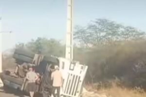 carreta-tomba-na-manha-deste-domingo-no-sitio-poco-de-pedra,-em-afogados-da-ingazeira