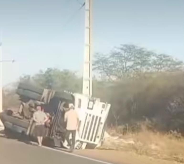 carreta-tomba-na-manha-deste-domingo-no-sitio-poco-de-pedra,-em-afogados-da-ingazeira
