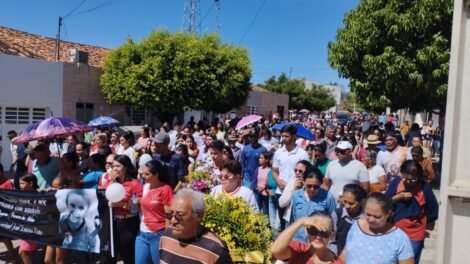 carnaiba:-com-faixas-e-gritos-de-justica,-ibitiranga-se-despede-da-pequena-yasmim