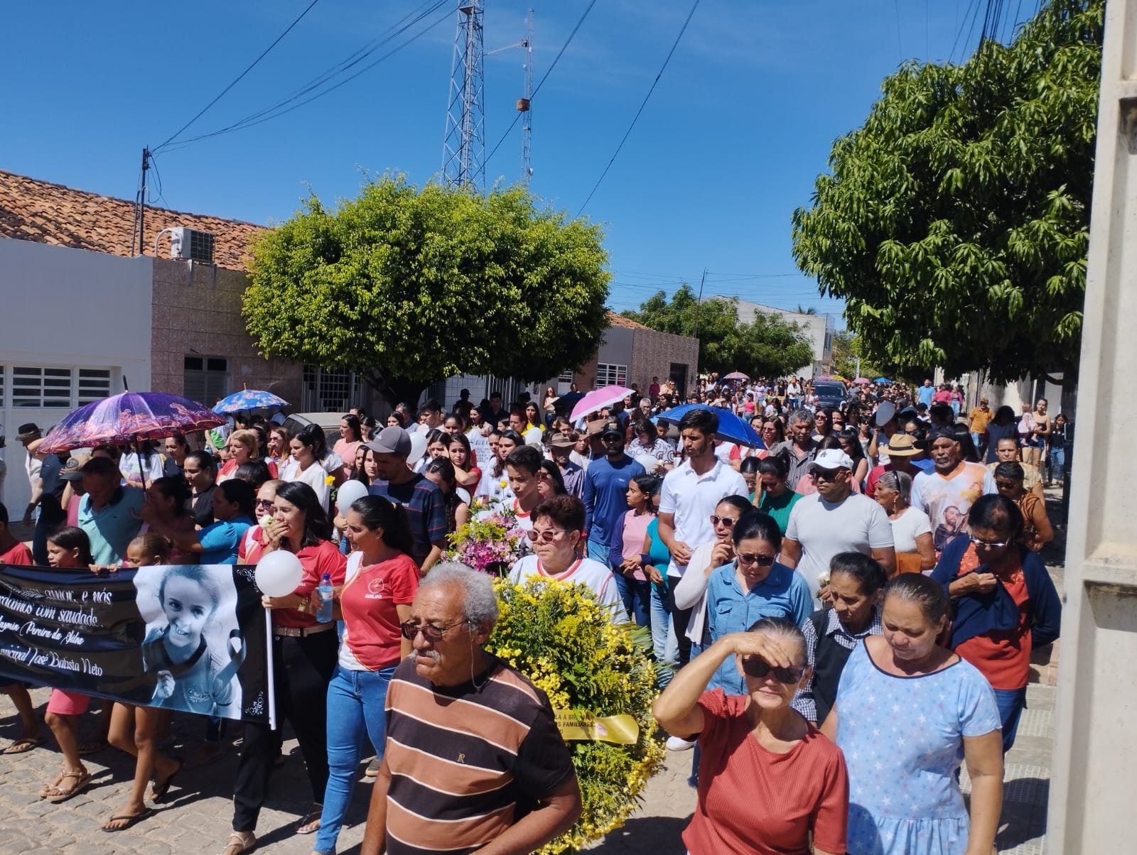 carnaiba:-com-faixas-e-gritos-de-justica,-ibitiranga-se-despede-da-pequena-yasmim
