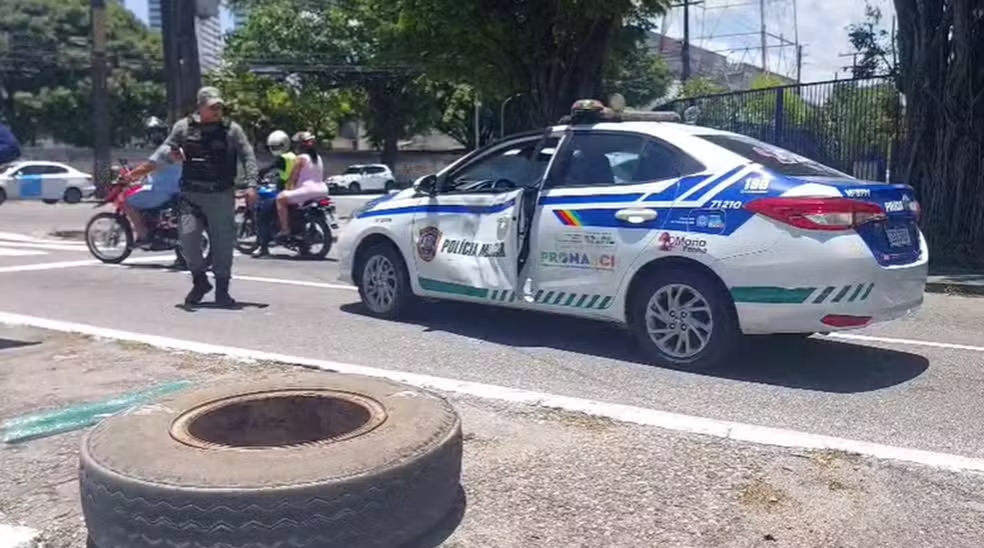 pneu-de-caminhao-se-solta-e-atinge-viatura-da-pm-no-centro-do-recife