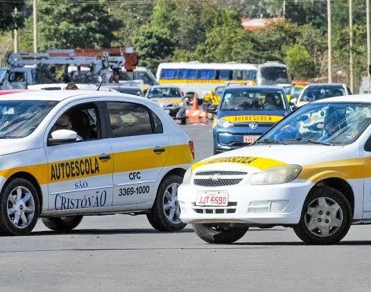governo-volta-atras-na-decisao-sobre-fim-das-aulas-na-autoescola
