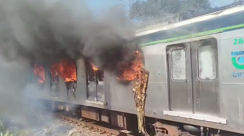 incendio-em-trem-do-metro-do-recife-paralisa-linha-centro-e-assusta-passageiros