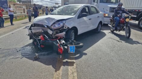 grave-acidente-entre-carro-e-moto-deixa-mulher-ferida-em-serra-talhada
