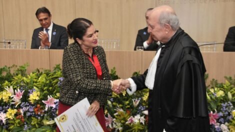 promotora-fernanda-da-nobrega-recebe-medalha-frei-caneca-em-cerimonia-do-tre-pe