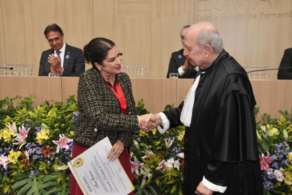 promotora-fernanda-da-nobrega-recebe-medalha-frei-caneca-em-cerimonia-do-tre-pe