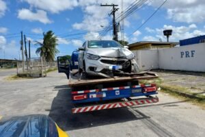 homem-e-preso-apos-perseguicao-com-carro-roubado-e-colisoes-na-zona-oeste-do-recife