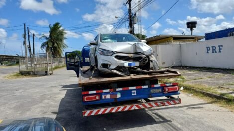 homem-e-preso-apos-perseguicao-com-carro-roubado-e-colisoes-na-zona-oeste-do-recife