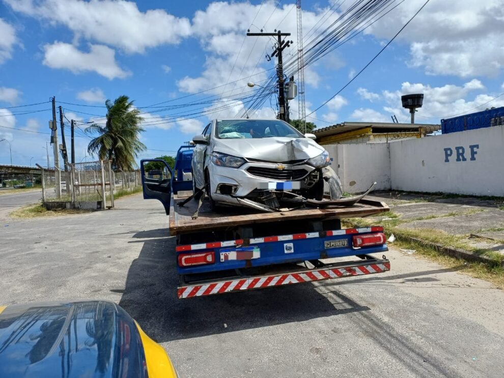 homem-e-preso-apos-perseguicao-com-carro-roubado-e-colisoes-na-zona-oeste-do-recife