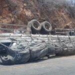 caminhao-tomba-na-serra-do-teixeira