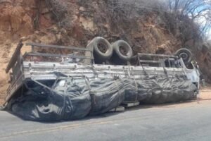 caminhao-tomba-na-serra-do-teixeira