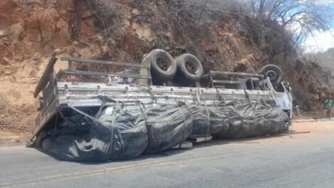 caminhao-tomba-na-serra-do-teixeira