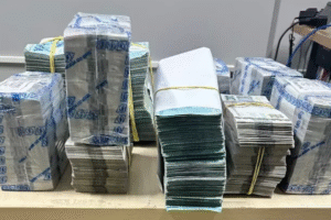 dupla-e-flagrada-com-r$-1,5-milhao-em-especie-no-recife-e-presa-pela-policia-federal