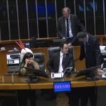 apos-ocupar-mesa-diretora-da-camara-dos-deputados,-glauber-braga-e-retirado-a-forca