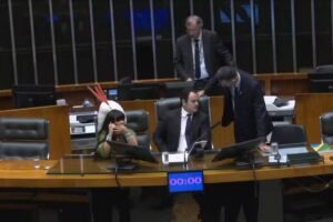 apos-ocupar-mesa-diretora-da-camara-dos-deputados,-glauber-braga-e-retirado-a-forca