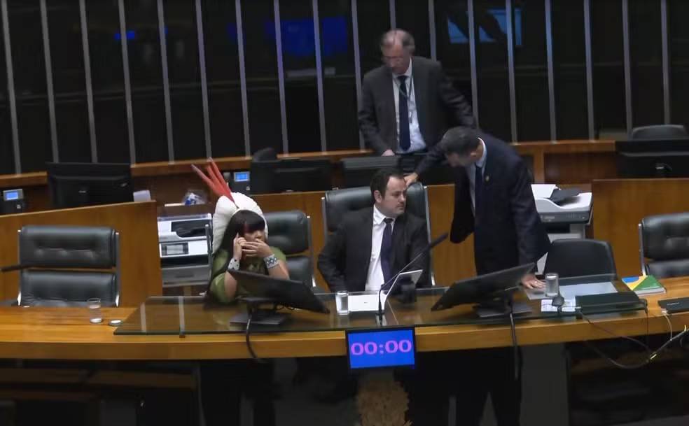 apos-ocupar-mesa-diretora-da-camara-dos-deputados,-glauber-braga-e-retirado-a-forca