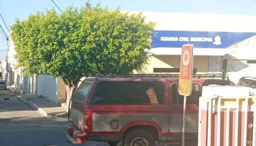 veiculo-de-lotacao-bloqueia-saida-do-samu-no-centro-de-afogados-da-ingazeira