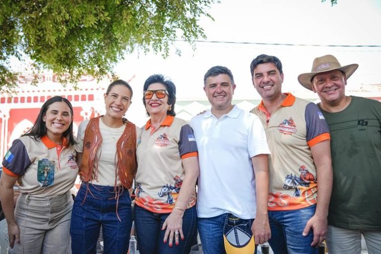 kaio-manicoba-recebe-raquel-lyra-na-67a-missa-do-vaqueiro-de-floresta