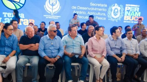 prefeito-de-quixaba,-ze-pretinho,-integra-comitiva-da-governadora-raquel-lyra-em-serra-talhada-durante-lancamento-de-programa-de-sementes