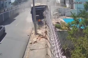 motorista-perde-controle-de-onibus-apos-tentativa-de-assalto-e-colide-com-muro-em-boa-viagem