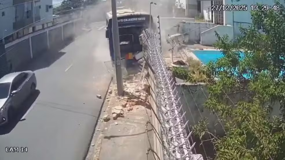 motorista-perde-controle-de-onibus-apos-tentativa-de-assalto-e-colide-com-muro-em-boa-viagem