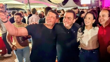 ao-lado-de-marcia,-breno-araujo-conhece-festa-de-louro,-em-sao-jose-do-egito