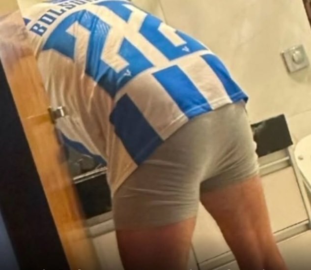 posto-de-carlos-bolsonaro-sobre-o-pai-vira-meme.-“estomazil”