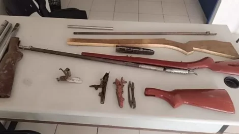 pm-aprende-materiais-para-fabricacao-de-armas-na-zona-rural-de-flores