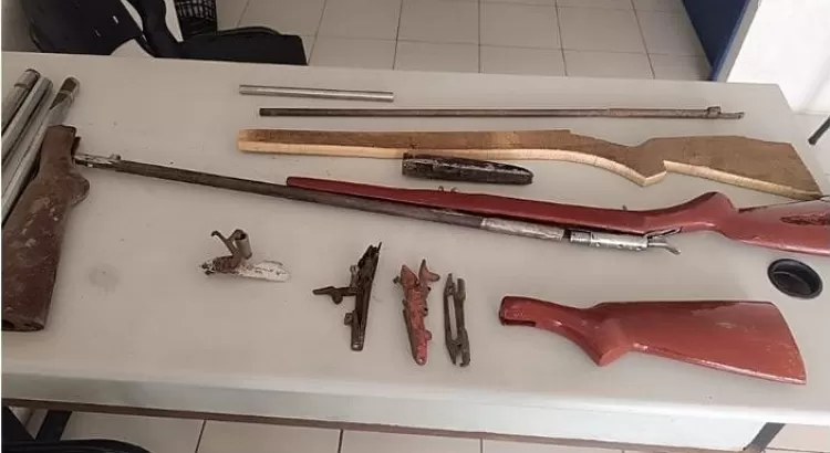 pm-aprende-materiais-para-fabricacao-de-armas-na-zona-rural-de-flores