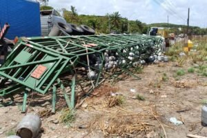 caminhao-carregado-com-botijoes-tomba-em-rodovia-movimentada-e-parte-da-carga-e-saqueada