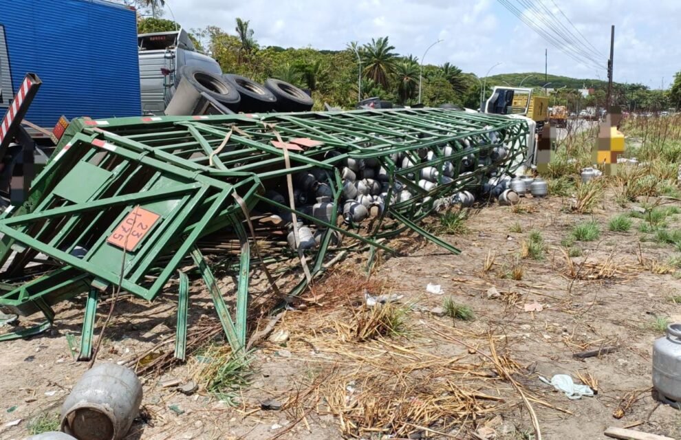 caminhao-carregado-com-botijoes-tomba-em-rodovia-movimentada-e-parte-da-carga-e-saqueada