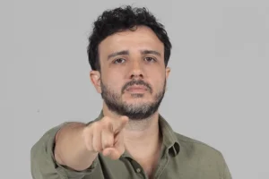 lider-do-mbl-e-apoiadores-jogam-sal-grosso-em-casa-que-lula-foi-criado