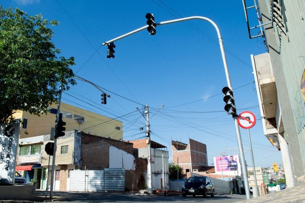 prefeitura-de-afogados-finaliza-sinalizacao-de-semaforo-na-antonio-rafael-de-freitas-e-antonio-jose-de-lemos-e-reforca-seguranca-no-transito