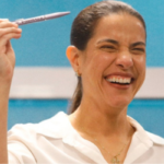 em-meio-a-denuncia-de-espionagem,-raquel-lyra-exibe-“caneta-do-poder”-e-provoca-bastidores-politicos