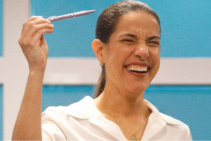 em-meio-a-denuncia-de-espionagem,-raquel-lyra-exibe-“caneta-do-poder”-e-provoca-bastidores-politicos